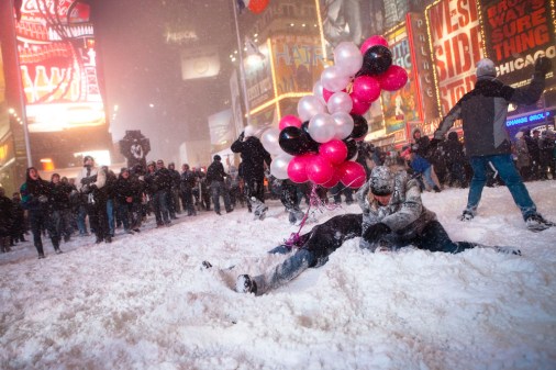 Snowstorm and snowball fight in Times Square, Manhattan, New York by zokuga (Flickr)